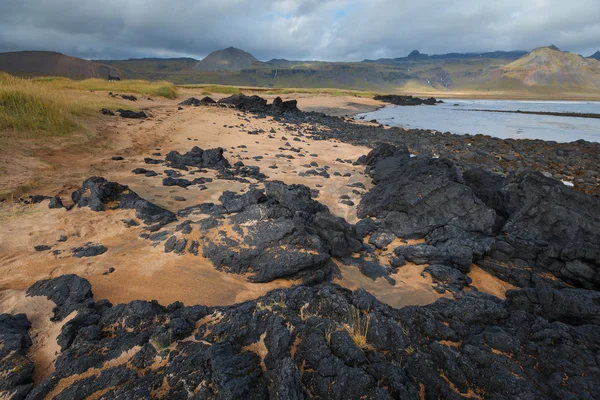 İzlanda volkanik taşların, yatay