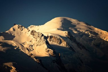 Mont Blanc 'ın karlı zirvesi.