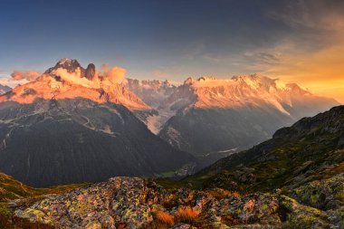 Cheserys Lacs des Cheserys, Chesery Gölü - Chamonix Dağı 'nın gün batımında gölleri