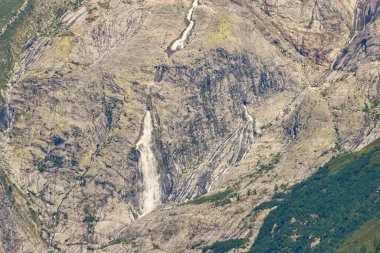 Buzul akıntısı yazın Arjantin buzulundan akar.