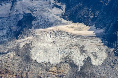 Buzul akıntısı yazın Arjantin buzulundan akar.
