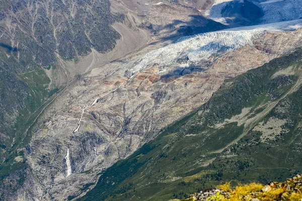 Ледниковый поток, вытекающий из ледника dArgentiere летом — стоковое фото