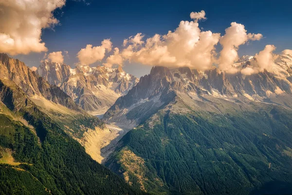 Glaciar Mer de Glace en verano con Grandes Jorasses —  Fotos de Stock