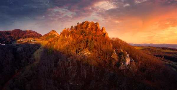 Die Ruinen der alten Burg Vrsatec im abendlichen Herbstlicht — Stockfoto