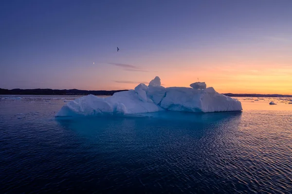 Ghiacciai galleggianti nei raggi del sole al tramonto nella notte polare — Foto Stock