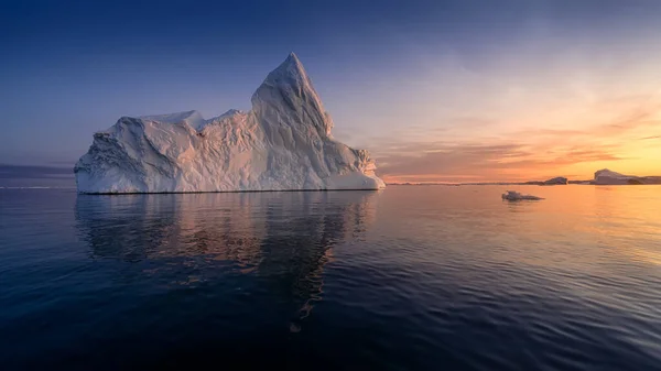 Geleiras flutuantes nos raios do sol poente na noite polar — Fotografia de Stock