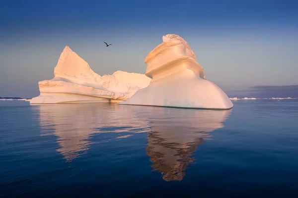 Glaciares flotantes en los rayos del sol poniente en la noche polar —  Fotos de Stock