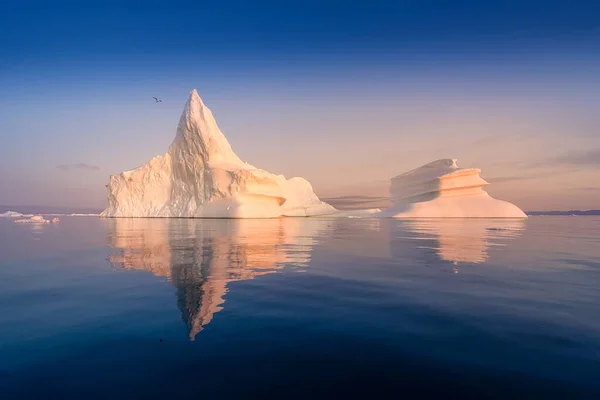 Glaciares flotantes en los rayos del sol poniente en la noche polar —  Fotos de Stock