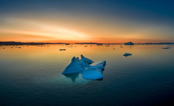 Γροιλανδία Ilulissat χρώμα παγετώνες θάλασσα φιόρδ ωκεανό την πολική νύχτα — Φωτογραφία Αρχείου
