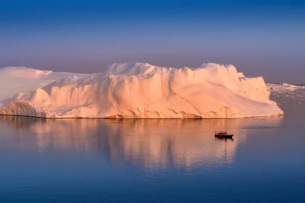 Grönland Ilulissat színes gleccserek a sarki éjszakán piros vitorlás hajóval — Stock Fotó