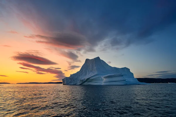 Grönland Ilulissat renk buzulları kutup gecesinde deniz fiyordu — Stok fotoğraf
