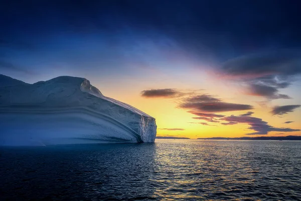 Grönland Ilulissat renk buzulları kutup gecesinde deniz fiyordu — Stok fotoğraf