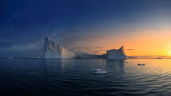 Groenlandia Ilulissat color glaciares mar océano fiordo en la noche polar —  Fotos de Stock