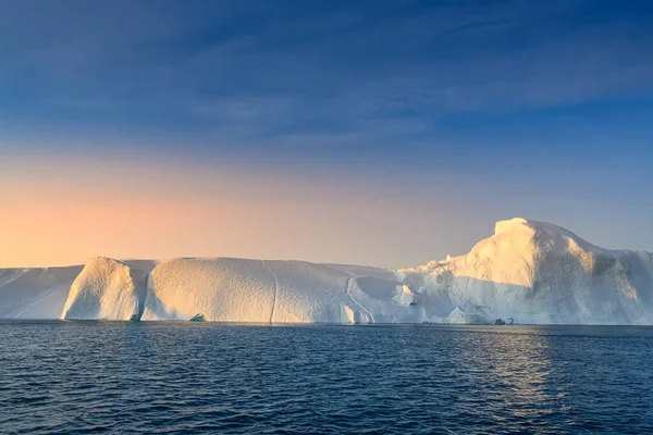 Плавающие ледники на восходе солнца в полярную ночь — стоковое фото