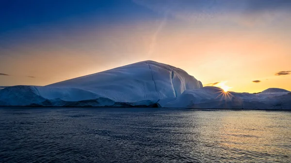 Flytande glaciärer i solens nedåtgående strålar på polarnatten — Stockfoto