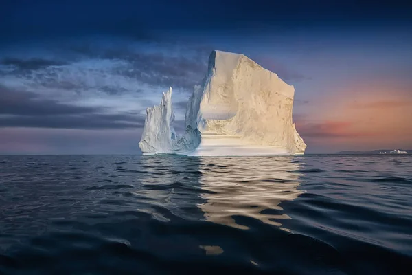 Glaciar flotante con un rostro humano hecho de sombras — Foto de Stock