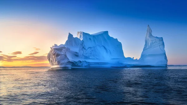 Glaciares flotantes en los rayos del sol poniente en la noche polar —  Fotos de Stock