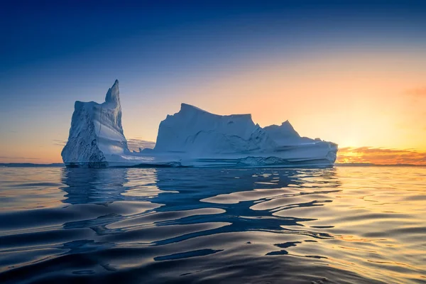 Glaciares flotantes en los rayos del sol poniente en la noche polar —  Fotos de Stock