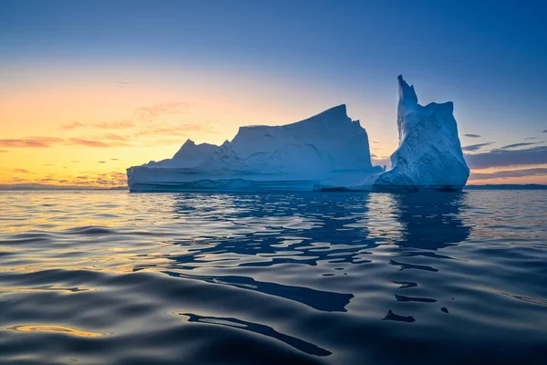 Pływające lodowce w promieniach zachodzącego słońca w polarną noc — Zdjęcie stockowe