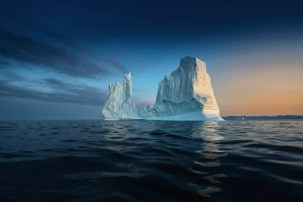 Flytande glaciär med ett mänskligt ansikte av skuggor — Stockfoto