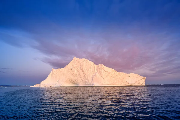 Geleiras flutuantes nos raios do sol poente na noite polar — Fotografia de Stock