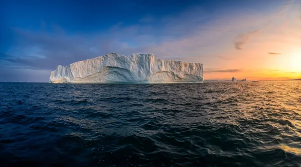 Schwimmende Gletscher in den Strahlen der untergehenden Sonne in der Polarnacht — Stockfoto