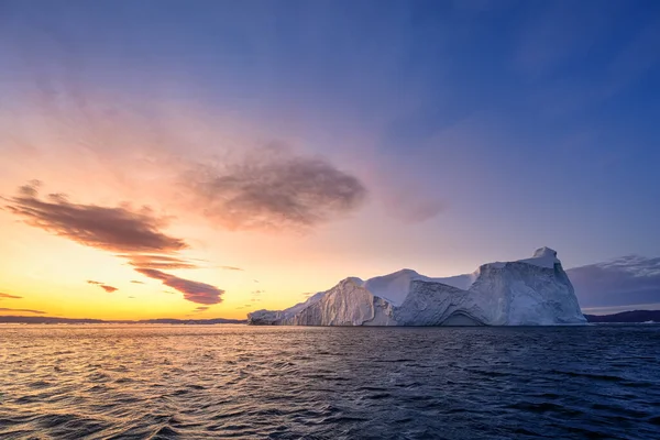 Geleiras flutuantes nos raios do sol poente na noite polar — Fotografia de Stock