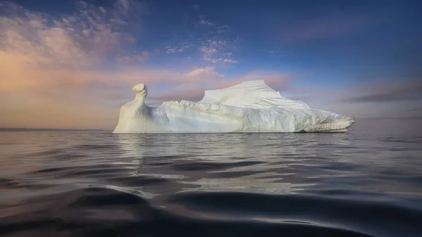 Glaciares flotantes en los rayos del sol poniente durante una noche polar —  Fotos de Stock