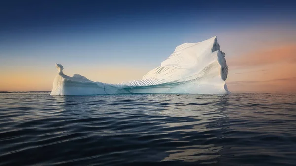 极地夜晚在落日的光芒中飘扬的冰川 — 图库照片