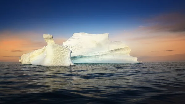 Floating glaciers in the rays of the setting sun during a polar night — Stock Photo, Image