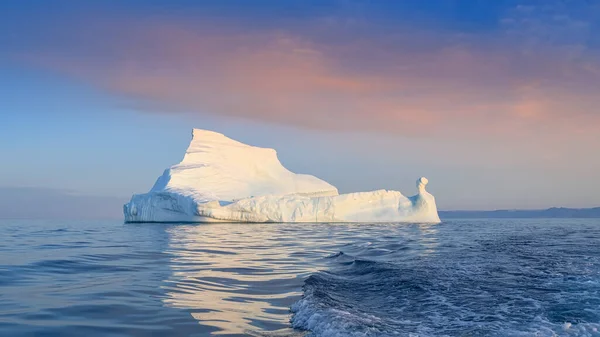 Glaciares flotantes en los rayos del sol poniente durante una noche polar —  Fotos de Stock