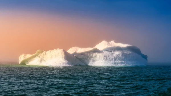 Schwimmende Gletscher in den Strahlen der untergehenden Sonne während einer Polarnacht — Stockfoto