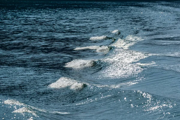 Hullámok fehér habbal a nyílt tengeren — Stock Fotó