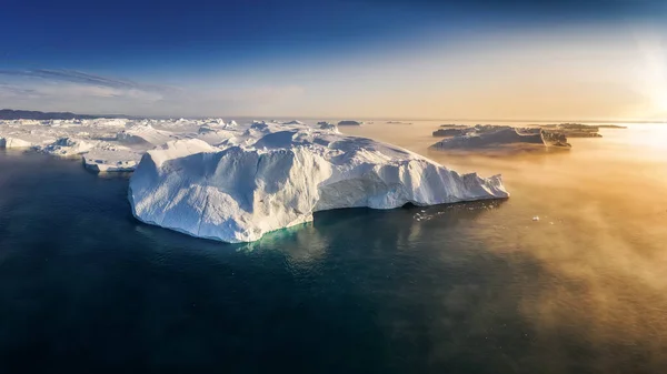 Glaciers flottants dans les rayons du soleil couchant pendant une nuit polaire — Photo