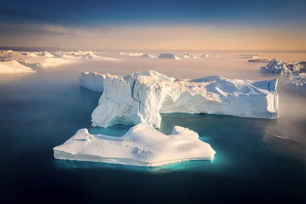 Geleiras flutuantes nos raios do sol poente durante uma noite polar — Fotografia de Stock