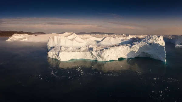Pływające lodowce w promieniach zachodzącego słońca podczas nocy polarnej — Zdjęcie stockowe