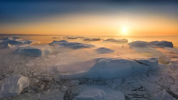 Ghiacciai galleggianti nei raggi del sole al tramonto durante una notte polare — Foto Stock