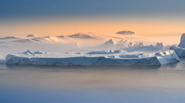 Pływające lodowce w zatoce Fiord Disco Bay West Greenland — Zdjęcie stockowe