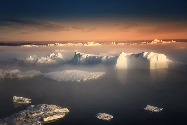 Geleiras flutuantes nos raios do sol poente durante uma noite polar — Fotografia de Stock