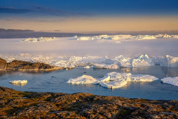 Barcos de pesca flotan entre glaciares en un fiordo mientras cazan ballenas —  Fotos de Stock