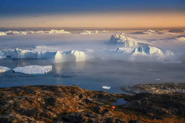 Flytande glaciärer i solens strålar under en polarnatt — Stockfoto