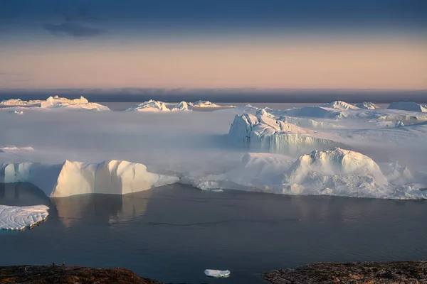 極の夜の間に沈みゆく太陽の光の中に浮かぶ氷河 — ストック写真