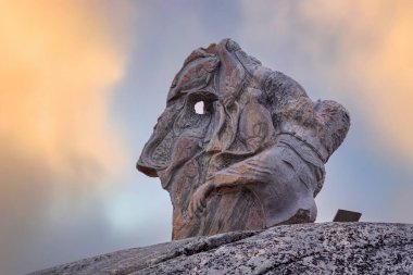 Kasaba Ilulissat 'ının 250. yıldönümü anısına dikilen anıt.