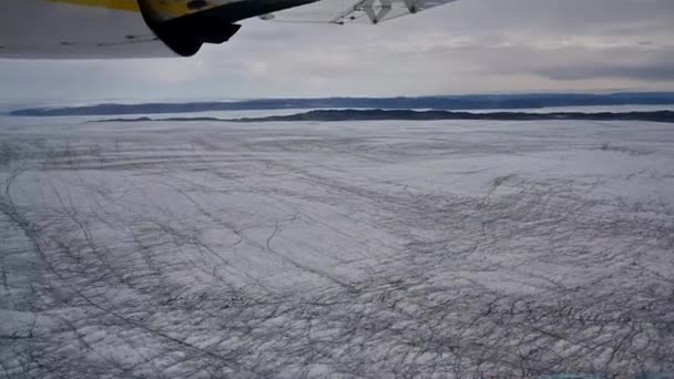 Vuelo en avión sobre el glaciar de Groenlandia con ríos azules — Vídeos de Stock