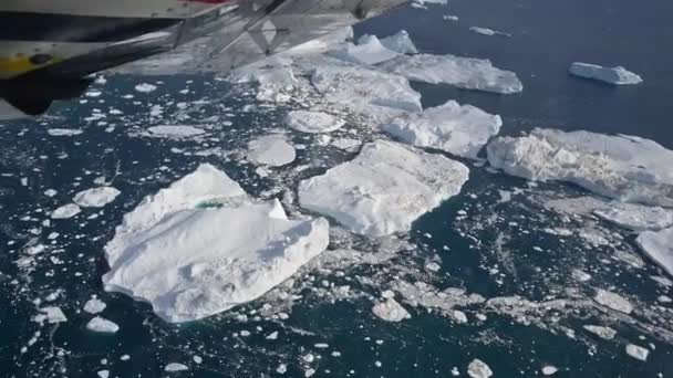 Рейс на самолете над ледником Гренландии с голубыми реками — стоковое видео