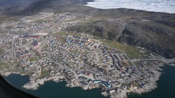 Vuelo en avión sobre el glaciar de Groenlandia con ríos azules — Vídeos de Stock