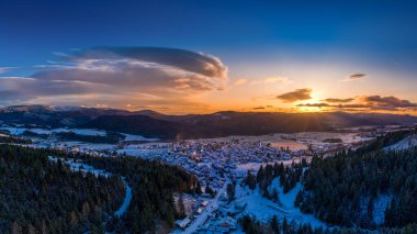 Sumiac 'ın manzaralı köyü Krallar Tepesi' nin altında.