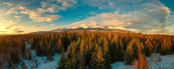Altos Tatras en la luz de la tarde con hermosas nubes —  Fotos de Stock