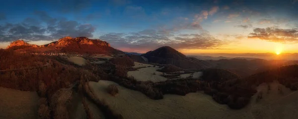 Vrsatske podhradie im Morgenlicht mit schönen Wolken — Stockfoto