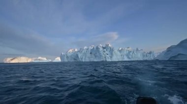 Grönland 'ın batısındaki Dicso Körfezi' nde 4K yüzen buzullar